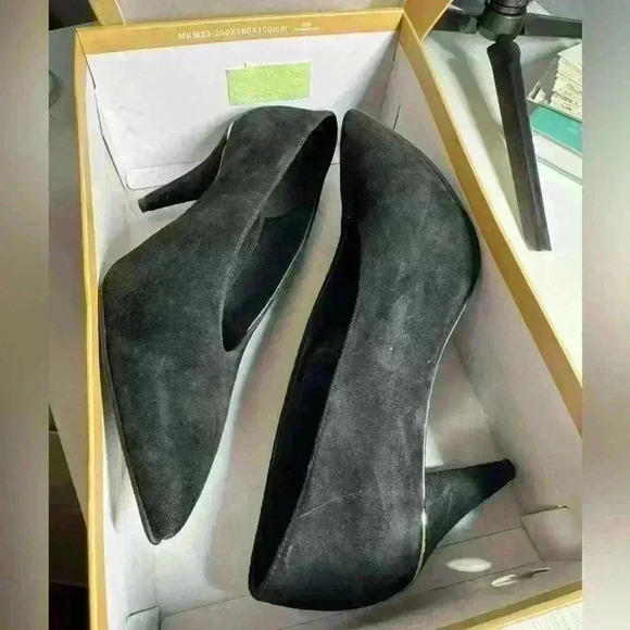 MICHAEL MICHAEL KORS
Lizzy Mid Pump, Black Suede - Picture 4 of 12